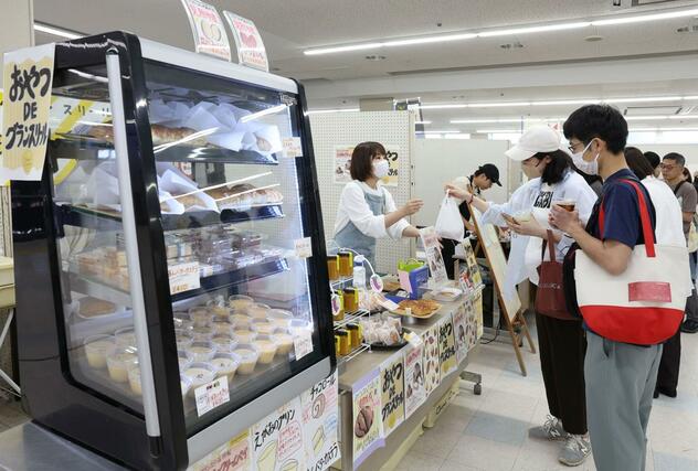 こだわりのコーヒーや菓子を楽しむ「コーヒーとおやつの祭典」=13日、見附市学校町1