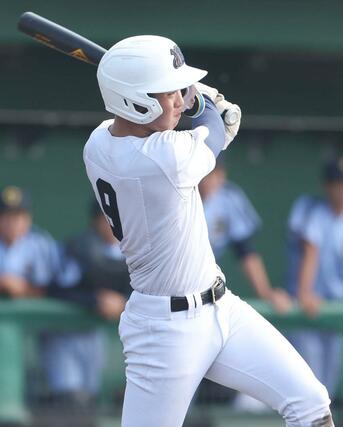 日本文理－高岡第一　日本文理５回１死二塁、臼木彪牙が適時打を放ち４－０＝高岡西部総合公園野球場
