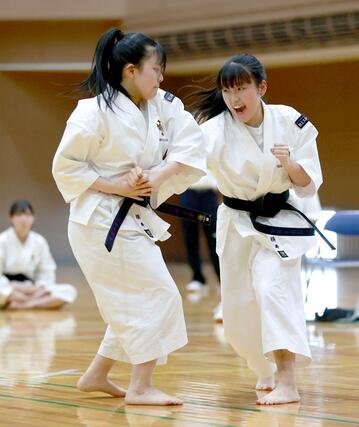 少林寺拳法女子組演武で２連覇した村上の横井小春（左）、小雪の組演武＝５月３１日、新潟市北区スポーツセンター