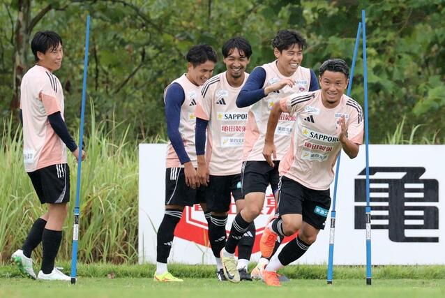 第25節・C大阪-新潟 前日練習 新潟で初の公式戦を控えるMF小原基樹(右から1人目)ら=10日、聖籠町