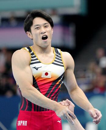 男子種目別平行棒決勝　演技を終えた谷川航＝パリ（共同）