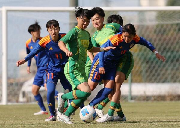 帝京長岡－開志学園ＪＳＣ　中盤で競り合う＝新発田市