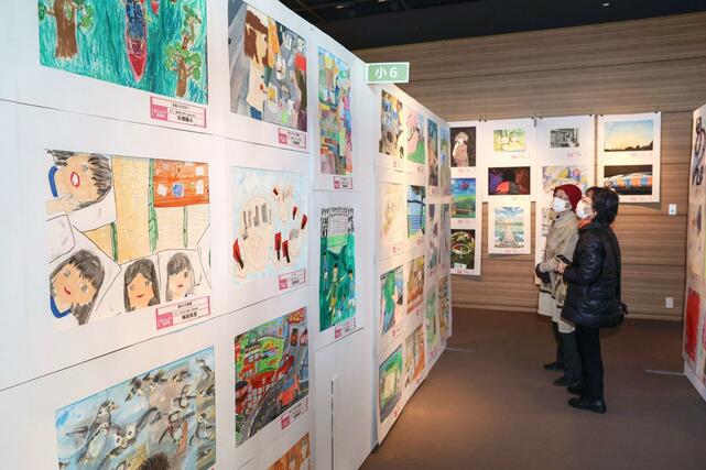 色彩豊かな作品が並ぶ県ジュニア美術展覧会の新潟展＝２６日、新潟市中央区万代３