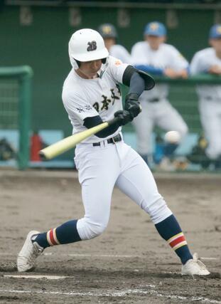 日本文理－新発田南　２回日本文理２死二、三塁、臼木彪牙が適時三塁打を放ち６－１＝新発田市五十公野運動公園野球場