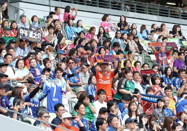 応援に駆けつけた新潟サポーターら＝ＭＵＦＧ国立