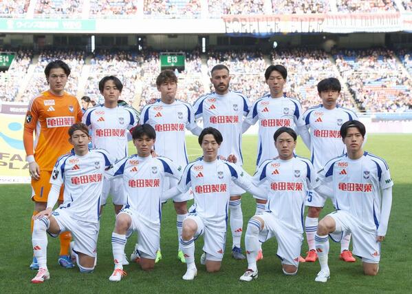 開幕戦の先発メンバー=日産ス