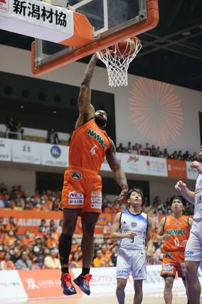 新潟-品川 第1クオーター、フェルプスが決めて18-6=アオーレ長岡