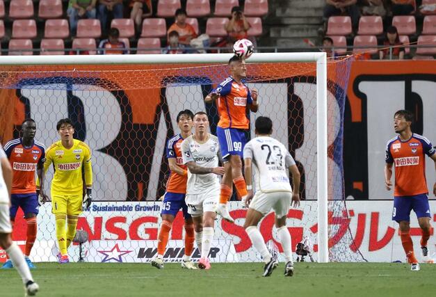 後半、町田の猛攻をしのぐ新潟＝８月２５日、デンカビッグスワン