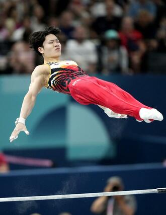 男子種目別鉄棒決勝　演技する岡慎之助＝パリ（共同）