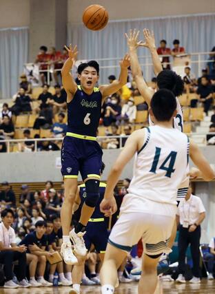 正智深谷－帝京長岡　パスを送る帝京長岡の田巻彪雅。タイトな守備で堅守に貢献した＝７月２９日、岡山市