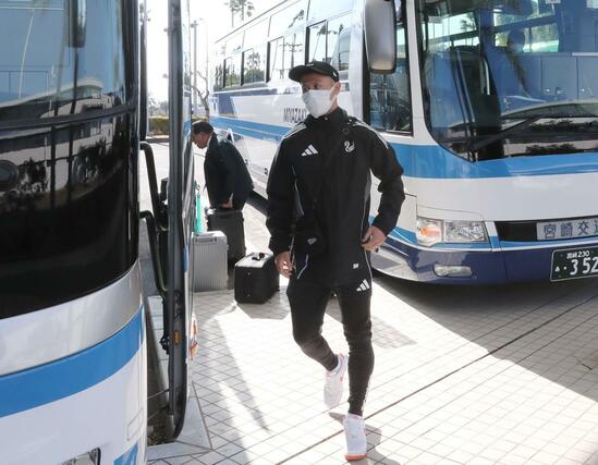 キャンプ地である宮崎県に到着したＪ１アルビレックス新潟の選手ら＝１月１３日、宮崎空港