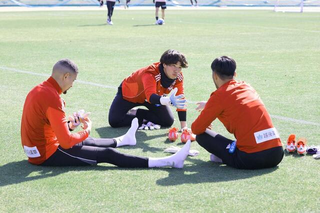 練習を終え、話し込むＧＫ陣＝宮崎県都城市