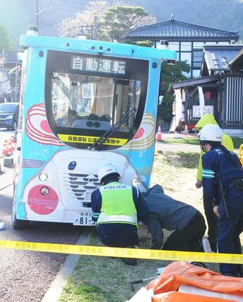 事故を起こした自動運転バス＝１２日午後４時ごろ、弥彦村のおもてなし広場