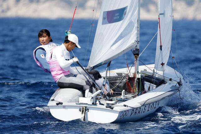 混合４７０級のメダルレースで艇を操る岡田奎樹（手前）、吉岡美帆組＝マルセイユ（共同）