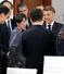 G7サミットで討議を前に、フランスのマクロン大統領(右)、韓国の李在明大統領(手前)と話す高市首相=17日、フランス東部エビアン(共同)