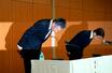 新浪剛史会長の辞任について、記者会見で謝罪するサントリーHDの鳥井信宏社長(左)と山田賢治副社長=2日午後、東京都港区