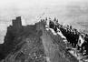 満州・山海関の万里の長城に登り、皇居の方角に向かって「気を付け」の姿勢をとる日本軍兵士=1932年1月(ACME)