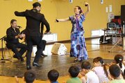 みんなで元気に「オレ！」上越市・黒田小でフラメンコ出張公演　プロのダンサーと踊り体験