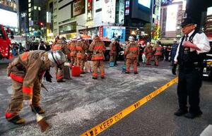 　東京・渋谷駅前のスクランブル交差点に集まった消防隊員ら＝３日午後９時４３分