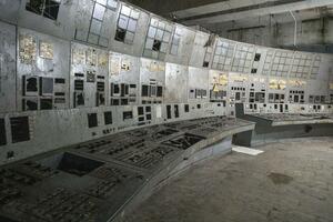 爆発事故があったウクライナ・チョルノービリ原発４号機の制御室＝４月、チョルノービリ（共同）