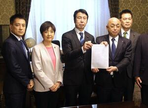 衆院に大阪・関西万博に関する特別措置法の改正案を提出する米山隆一衆院議員(中央)ら=15日、国会