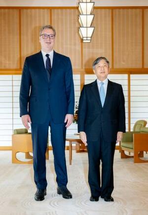 セルビアのブチッチ大統領と記念撮影される天皇陛下=16日午前、皇居・御所(宮内庁提供)
