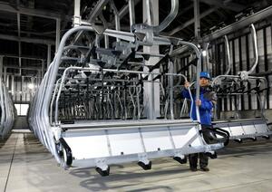 格納庫でオープンを待つ第2クワッドリフトのチェアリフト=上越市安塚区