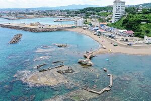 いけす式水族館の跡地が広がる番神海水浴場=柏崎市(本社小型無人機から・海水浴シーズン中は一般のドローンの飛行は禁止)