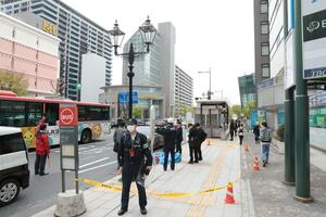 現場対応する警察官ら＝１６日、新潟市中央区万代４