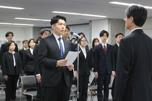 新採用職員を代表し、決意を語る新採用の男性職員=1日、燕市役所