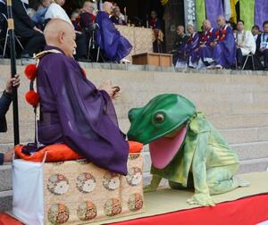 金峯山寺蔵王堂で行われた奇祭「蓮華会・蛙飛び行事」=7日午後、奈良県吉野町