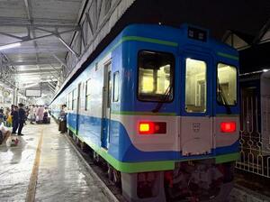 　ヤンゴン中央駅に停車する新潟トランシス製の車両＝３月、ミャンマー・ヤンゴン（共同）