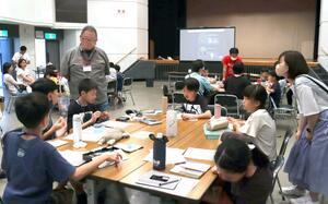 スターマインのデザインを考える小学生と新潟煙火工業の小泉欽一社長=見附市本町2
