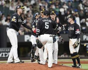 日本ハムに勝利しタッチを交わす杉山(左端)らソフトバンクナイン=11日、エスコンフィールド
