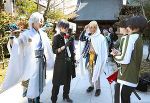 思い思いのコスプレをして楽しむ参加者=3月16日、新潟市中央区古町通1