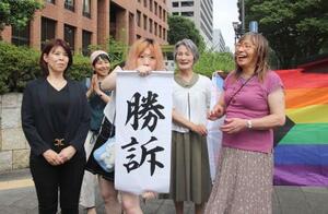 名古屋地裁判決を受け、喜ぶ愛知県春日井市議会の小嶋小百合市議(右端)ら=25日午後、名古屋市