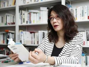 ヨーロッパ諸国の歴史修正主義に関する法制度を解説する学習院女子大の武井彩佳教授=2025年4月、熊谷政宣撮影