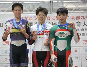4000メートル速度競走で3位に入った水谷悠平(吉田・右)=福岡県北九州市(提供写真)