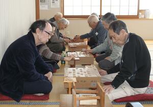 100年続く燕市分水地区の将棋クラブで対局を楽しむ会員=燕市上諏訪