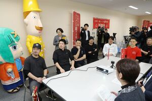 中華そば支出額ランキングの結果発表を見守る新潟拉麺協同組合や市の関係者ら=2月7日、新潟市中央区古町通7