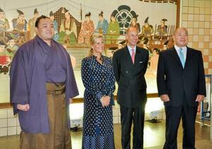 観戦に訪れた英国のエドワード王子夫妻(中央)を出迎える八角理事長(右)と朝乃山=19日、両国国技館