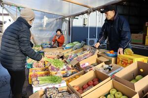 正月向けの食材を買い求める客が訪れた暮市=12月30日、上越市柿崎区