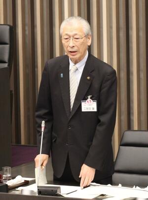 新発田市の温浴施設「紫雲の郷」に関する全員協議会で説明に立つ二階堂馨市長=5月9日、新発田市議会議場