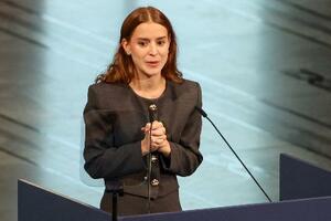 ノーベル平和賞の授賞式で、マチャド氏の演説を代読する長女のアナ・コリナ・ソーサ氏=10日、オスロ(ロイター=共同)