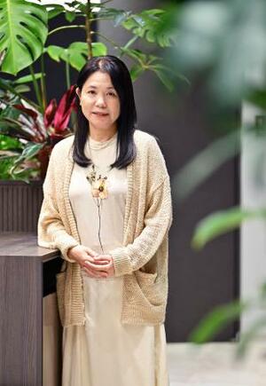 　「デモクラシーのいろは」を刊行した森絵都さん