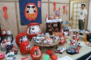 さまざまなだるまが展示されている「だるまコレクション2024」=長岡市谷内2