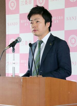 三条市の2024年度一般会計当初予算案について、記者会見で質問に答える滝沢亮市長=2月16日、三条市役所