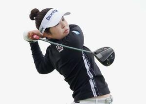 第2ラウンド、3番でティーショットを放つ山下美夢有=ロイヤルポースコールGC(共同)
