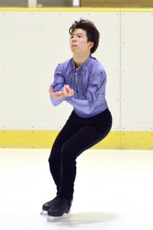 　今季初戦に臨んだフィギュアスケート男子の佐藤駿＝新潟市
