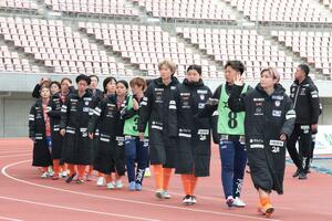 最終盤に追い付かれて引き分けとなった第１８節のホーム広島戦。新潟Ｌの選手たちは悔しさをにじませた＝４月５日、ビッグスワン